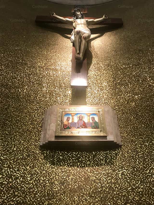 Kruis in de kerk - Katholieke stockfoto's