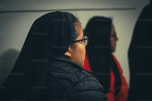 Religiosa orando - Banco de imágenes católicas - Fotografía por Javier Bastidas