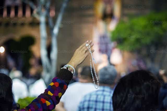 Mano de mujer con el Rosario - Banco de imágenes católicas - Fotografía por Marco Collins