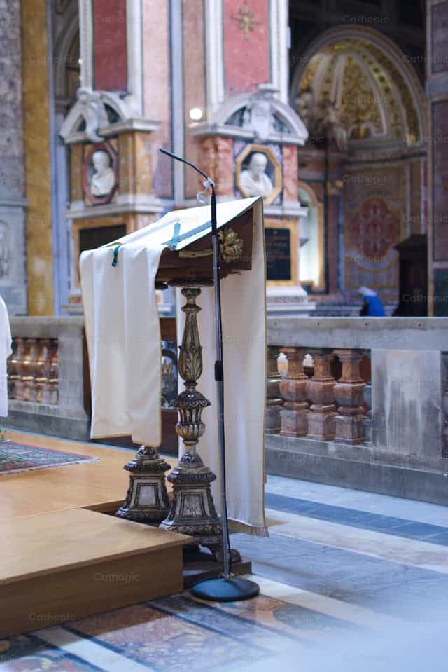 Ambon in einer Kirche - Katholische Stockfotos