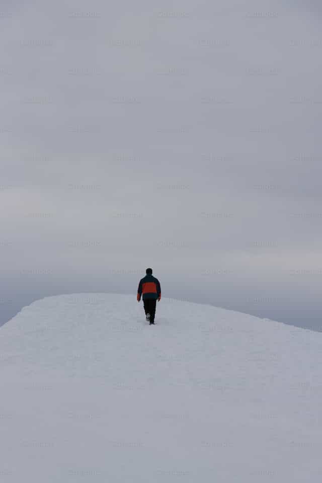 Mann, der im Gebirge geht - Katholische Stockfotos - Foto von Saul Ibarra