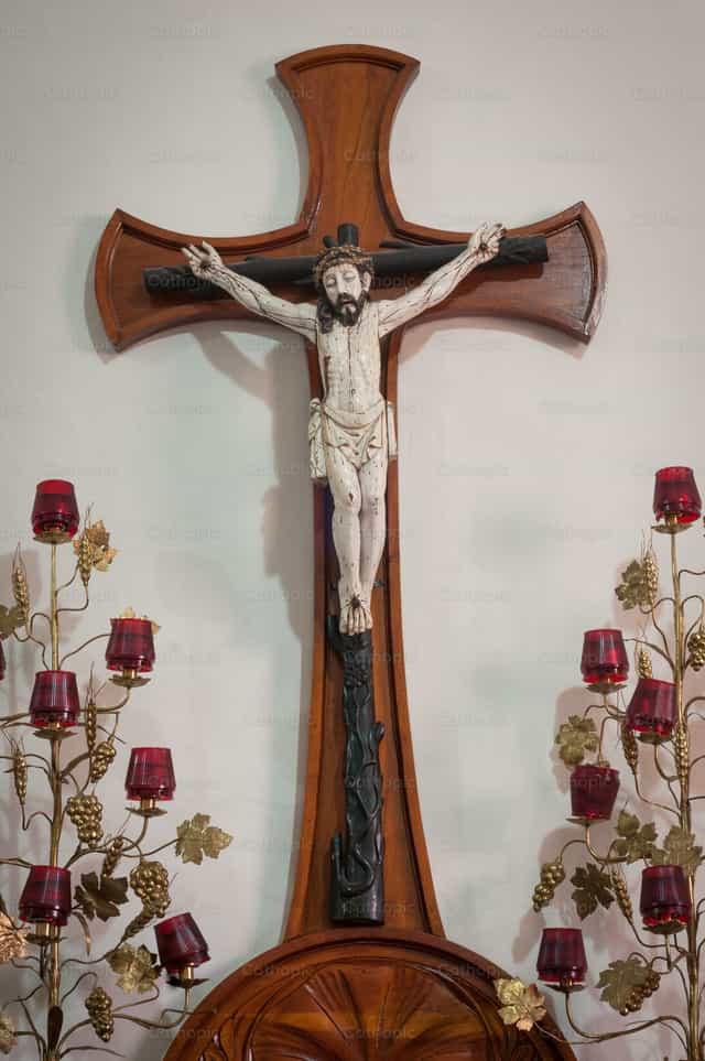 Crucifijo chino de marfil y madera - Banco de imágenes católicas