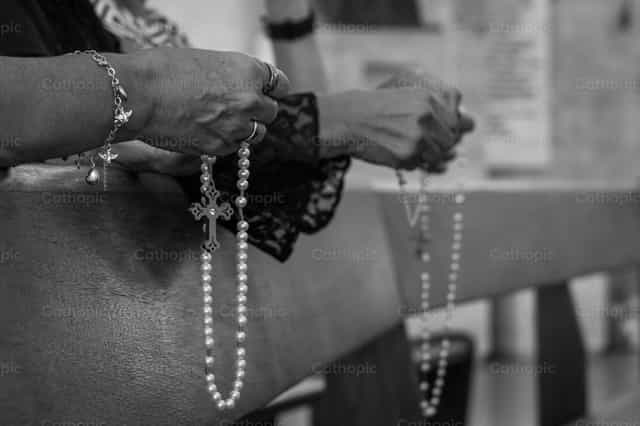 Rezando el Rosario - Banco de imágenes católicas