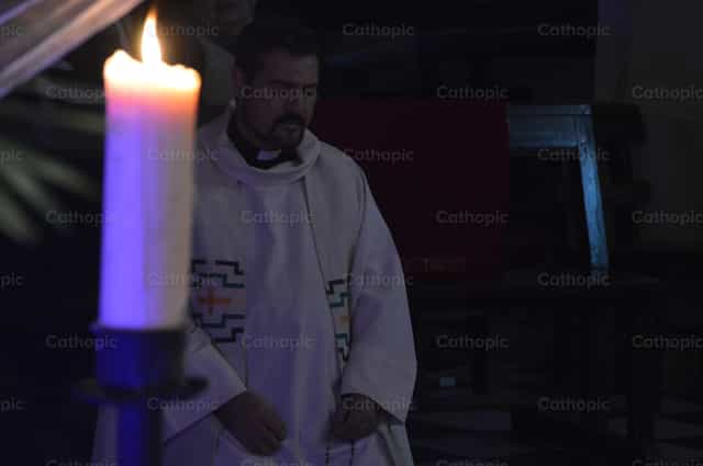 Cura en oración meditativa - Banco de imágenes católicas