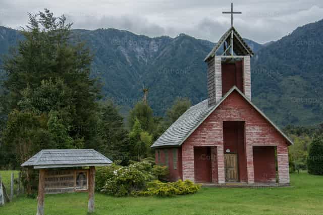 Église dans une vallée - Images catholiques de stock