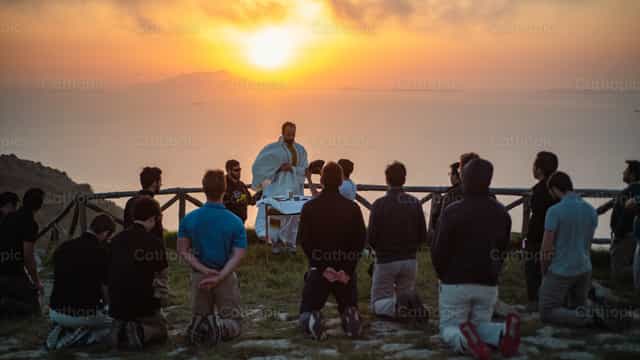 Misa al atardecer - Banco de imágenes católicas