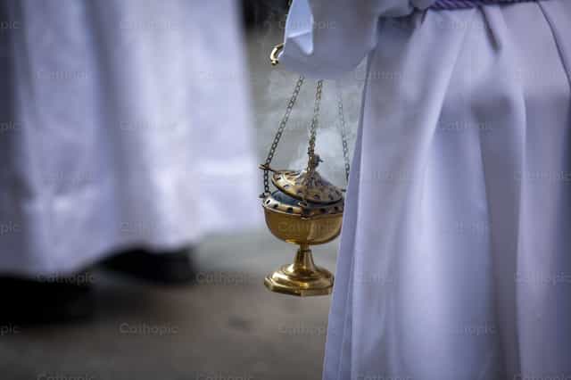 Incienso y oracion - Banco de imágenes católicas - Fotografía por Yandry Fernández Perdomo