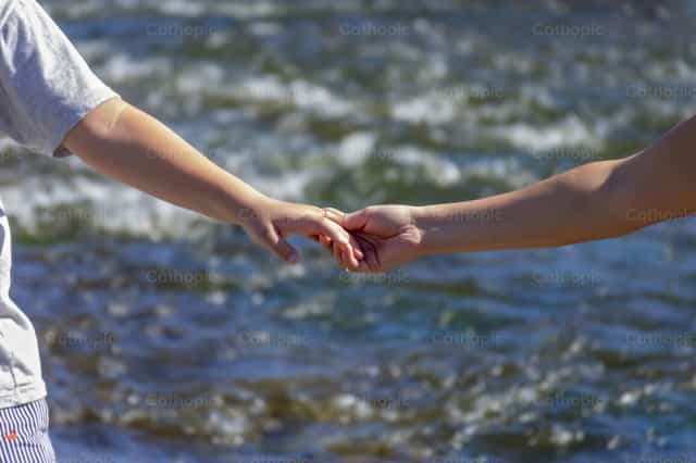 I help you to cross - Catholic stock images - Photo by Titi Maciel Pérez