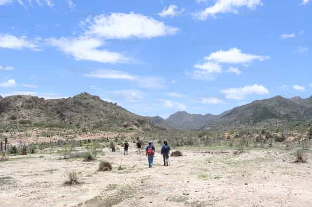 Personas caminando en la montaña - Banco de imágenes católicas - Fotografía por Saul Ibarra