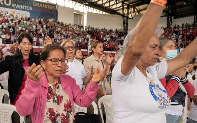 Oración intergeneracional - Banco de imágenes católicas - Fotografía por Carolina BR