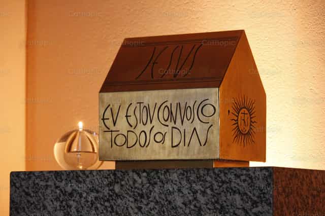 Sacrament in the church. I am with you - Catholic stock images - Photo by Yandry Fernández Perdomo