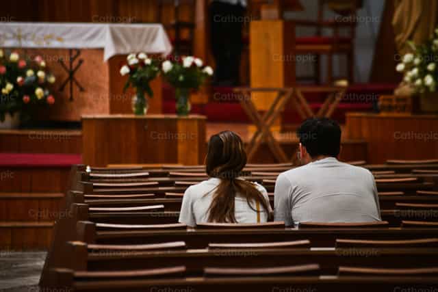 Esposos en la iglesia - Banco de imágenes católicas