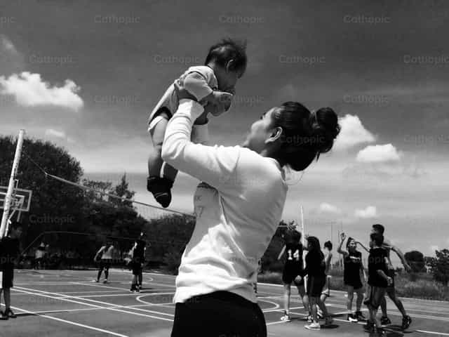 Madre e hijo, momento de ternura - Banco de imágenes católicas - Fotografía por Nohemi Patiño