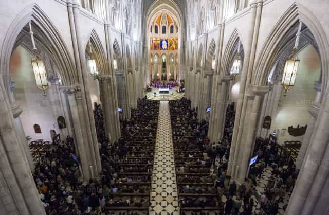 Nave central de la Catedral de la Almudena. Madrid - Banco de imágenes católicas