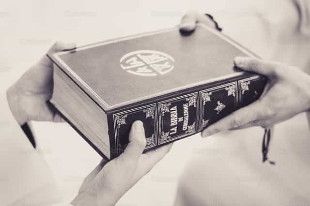 Lector - Banco de imágenes católicas - Fotografía por Vytautas Markūnas SDB