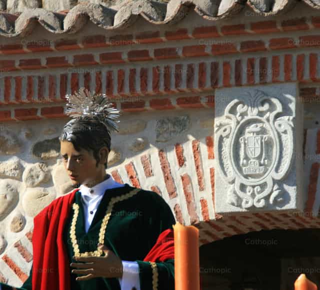 Procesion  con San Juan Apostol - Banco de imágenes católicas