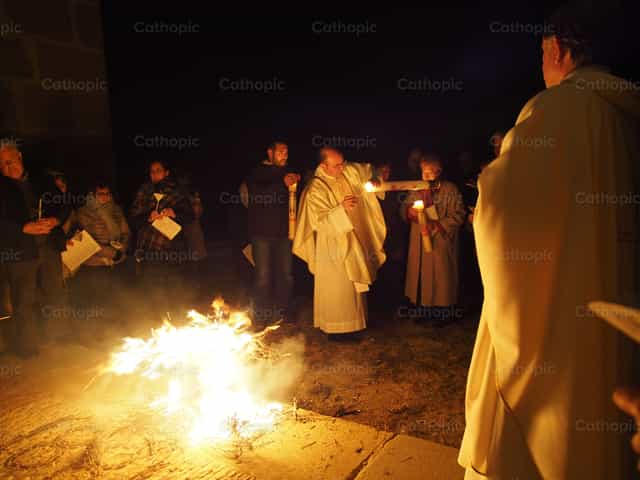 Encendido del fuego Santo - Banco de imágenes católicas
