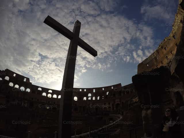 Cruz no Coliseu - Imagens católicas de stock