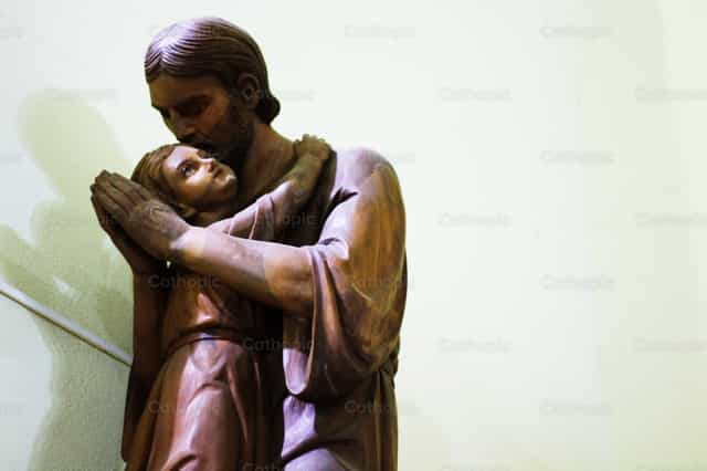 San José dándole un beso al Niño Jesús - Banco de imágenes católicas
