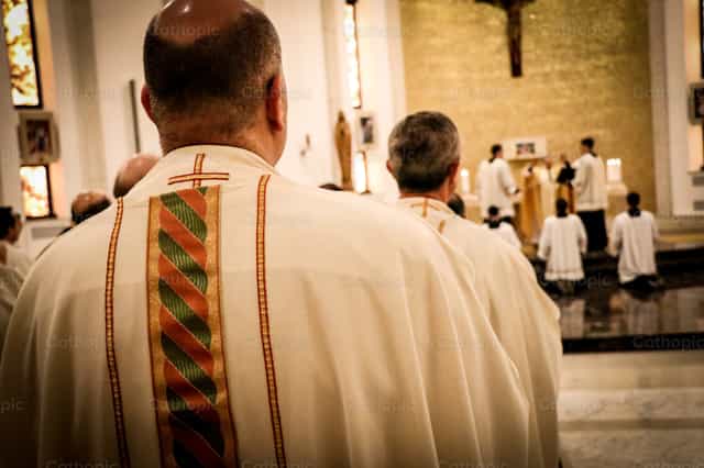 Sacerdotes celebrando la Santa Misa - Banco de imágenes católicas