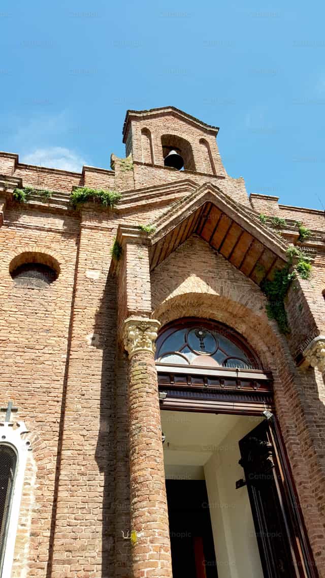 Puerta de Parroquia - Banco de imágenes católicas