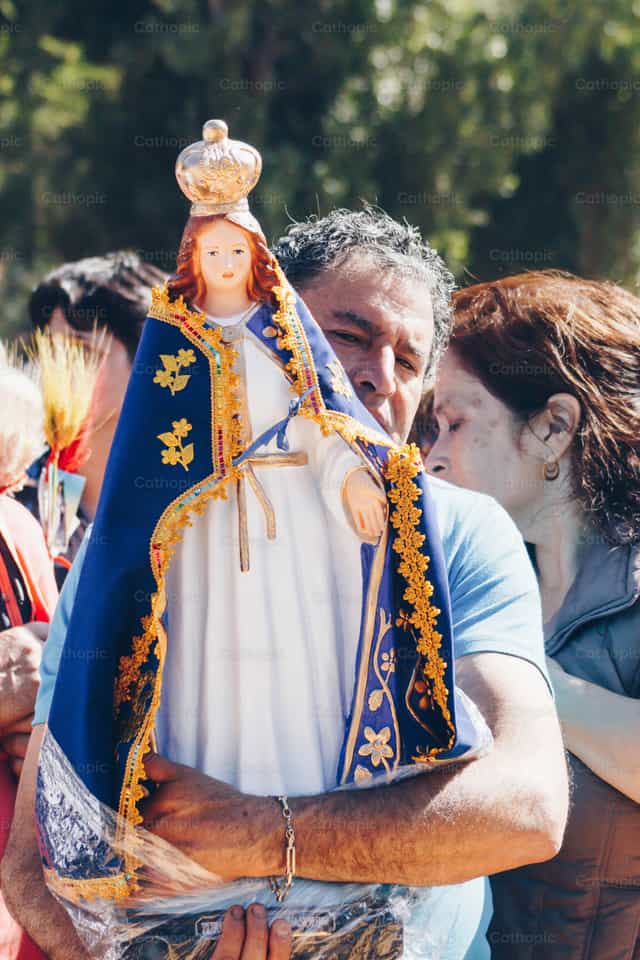 Peregrino abrazando la imagen de la Virgen - Banco de imágenes católicas