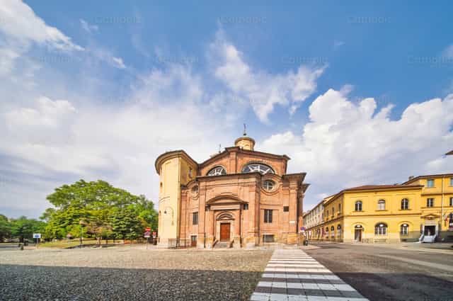 Vista frontal de la iglesia Chiesa di San Michele - Banco de imágenes católicas - Fotografía por Michelangelo Oprandi