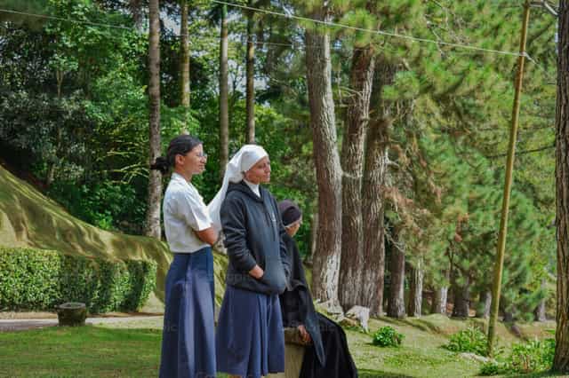 Monjas en el sendero meditando - Banco de imágenes católicas - Fotografía por Miguel White