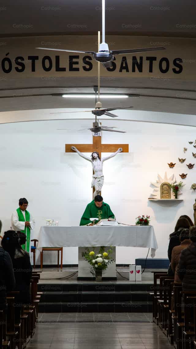 Sacerdote orando sobre el altar - Banco de imágenes católicas