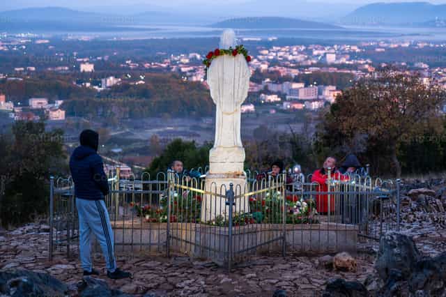 Estatua de Nuestra Señora de Medjugorje - Banco de imágenes católicas - Fotografía por Metod Perme