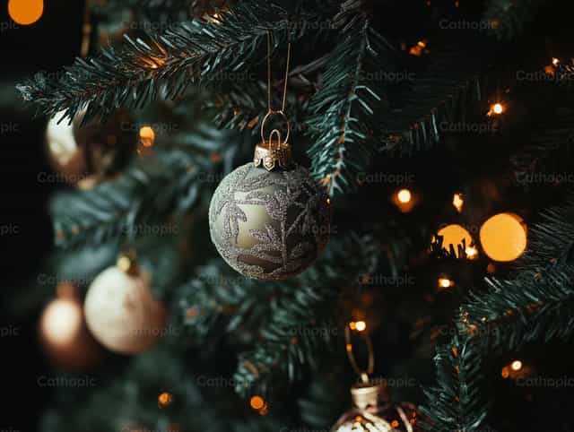 Karácsonyfa – díszítés - Katolikus stockképek - Fotó: Jakov Pleše