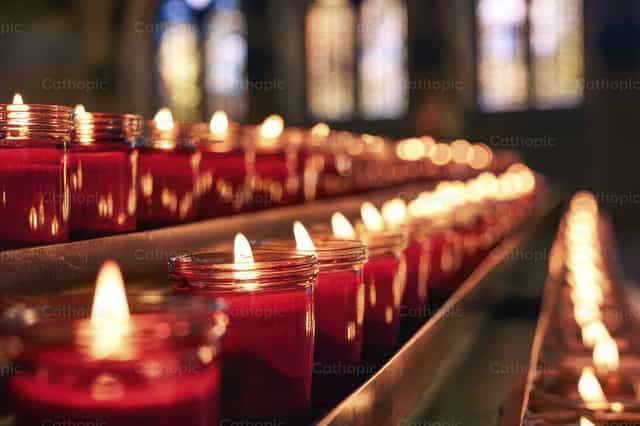 Naiilaw na kandila at mga handog sa simbahan - Mga Catholic stock image