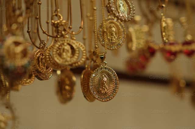 Cadenas de la Virgen de Torcoroma - Banco de imágenes católicas - Fotografía por Leider Mendoza