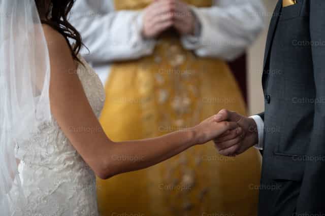 Novios durante una boda - Banco de imágenes católicas - Fotografía por Álvaro García