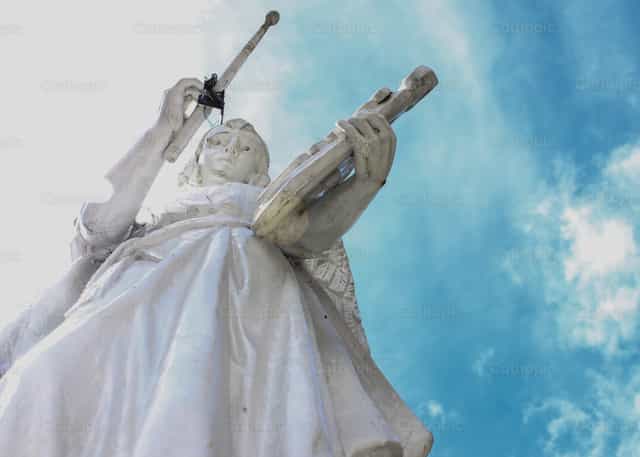 Angel con instrumento musical - Banco de imágenes católicas