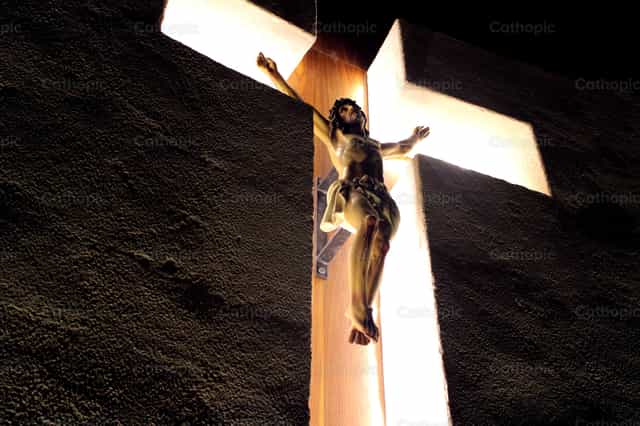 Morire in Croce è l’unica via per il cielo. - Immagini stock cattoliche