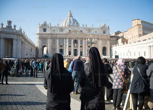 Monjas camino a Basilica de San Pedro - Banco de imágenes católicas - Fotografía por Moisés Becerra