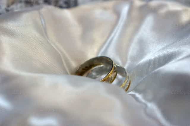 Alianças de casamento - Imagens católicas de stock