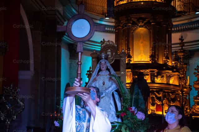 Procesión con la Santísima - Banco de imágenes católicas