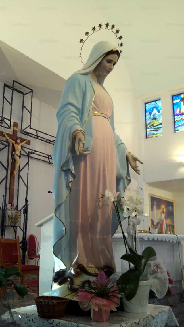 Virgen en la Iglesia del Padre Jozo, Medjugorje - Banco de imágenes católicas