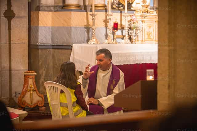 Sacerdote Confesando - Banco de imágenes católicas - Fotografía por Yandry Fernández Perdomo