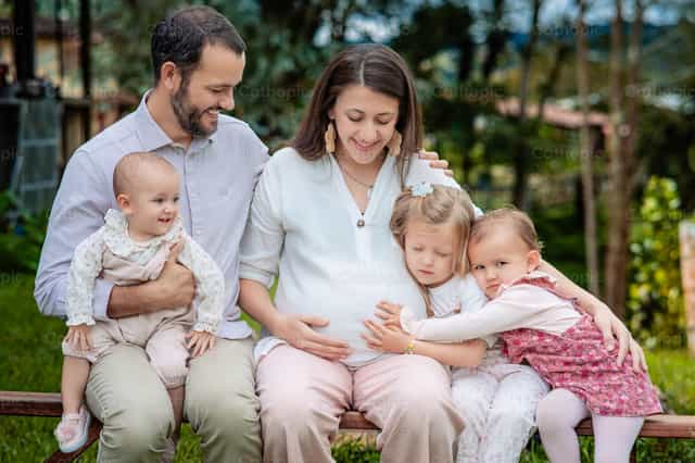 Familia católica esperando un bebé - Banco de imágenes católicas