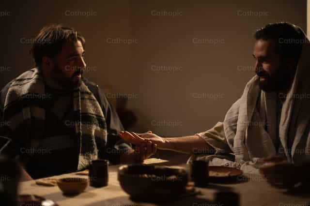 Jesús muestra sus manos a los discípulos en Emaús. - Banco de imágenes católicas - Fotografía por Cathopic