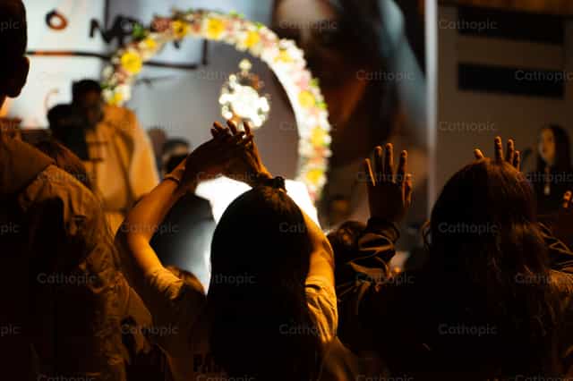 Adoración al Santísimo Sacramento - Banco de imágenes católicas - Fotografía por Javier Bastidas