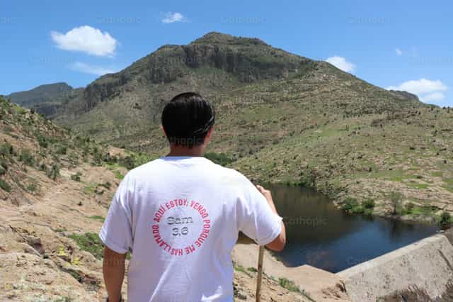 Joven contemplando la montaña - Banco de imágenes católicas - Fotografía por Saul Ibarra
