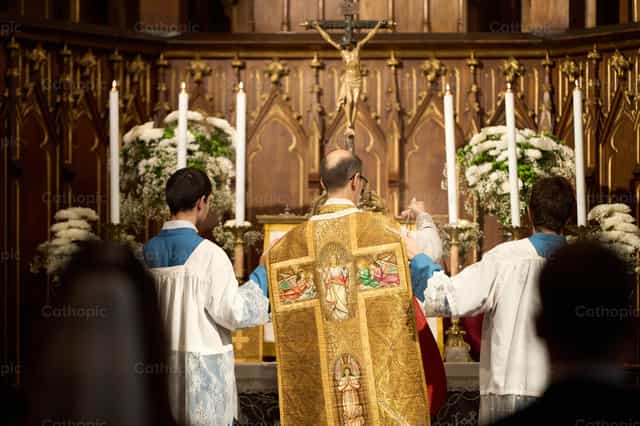 Sacerdote celebrando misa según el rito tridentino - Banco de imágenes católicas - Fotografía por Iván W. Jaques