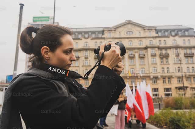 Chica haciendo fotos - Banco de imágenes católicas - Fotografía por Lupe Belmonte