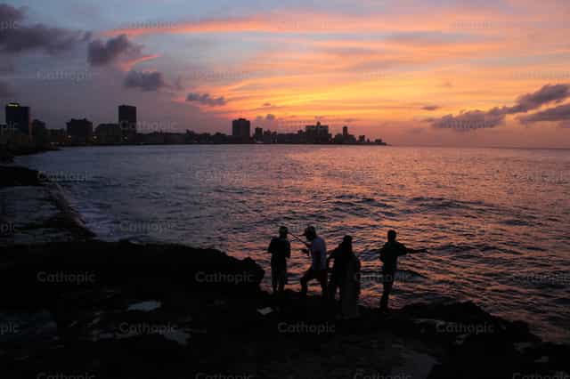 Belíssimo pôr do sol em Havana - Imagens católicas de stock - Foto de Yandry Fernández Perdomo