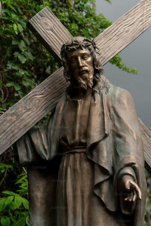 Gesù che porta la croce - Immagini stock cattoliche