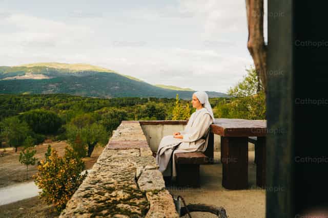 Monja agustina meditando el Rosario - Banco de imágenes católicas - Fotografía por Almures Studio